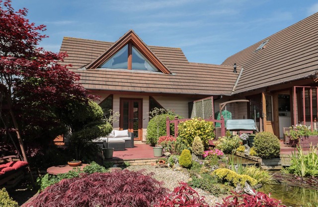 SWALLOW LODGE, pet friendly, with a garden in Amble