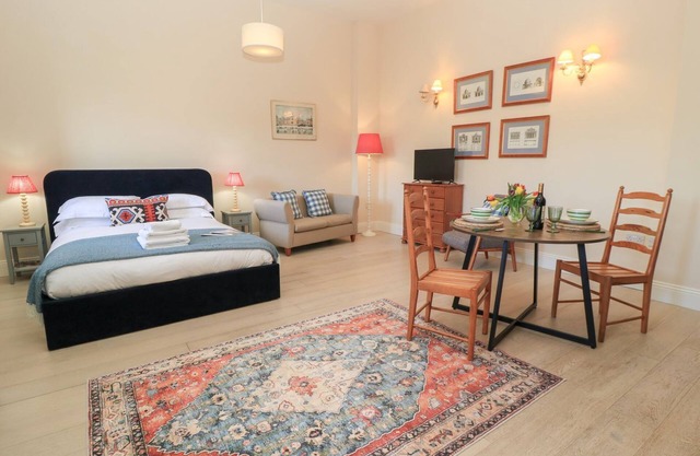 SWALLOW STUDIO, pet friendly, with a garden in Andoversford