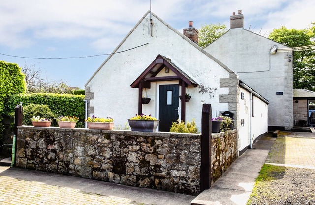 SWALLOWS COTTAGE (NR WARKWORTH), romantic in Acklington