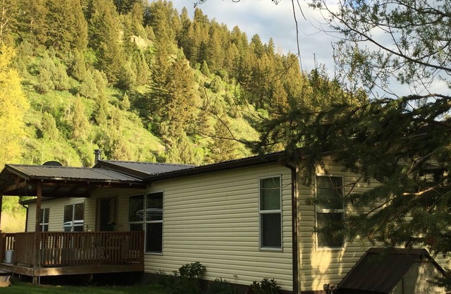 Swan Valley Palisades Creek Retreat. Enjoy the creek right out your front door!