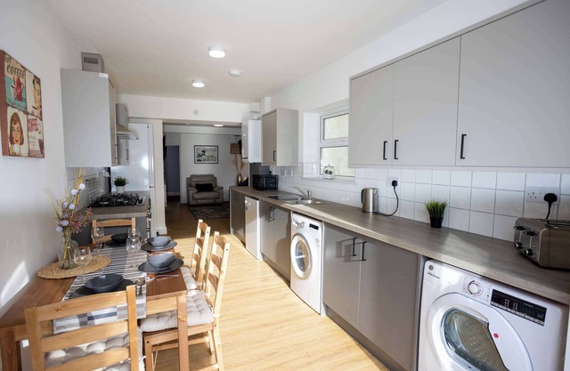 Swansea Modern 4 Bedroom Beach Home with Parking