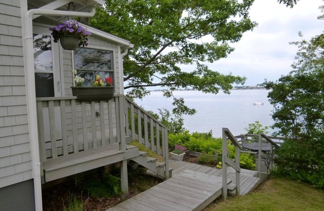 Sweet 1 bedroom cottage tucked along Harpswell Sound' shore, quiet location and wonderful views