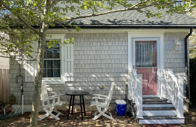 SWEET...DARLING...SECLUDED...COTTAGE...BEACH 2 BLOCKS...WALK to FISH ALLEY