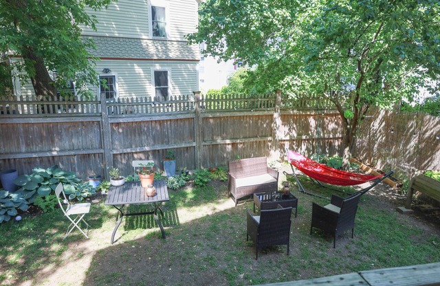 Sweet House with yard at prime location