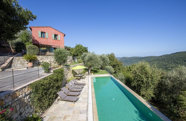 Swimmers paradise with 16m infinity pool- Amazing view- Beautiful family house