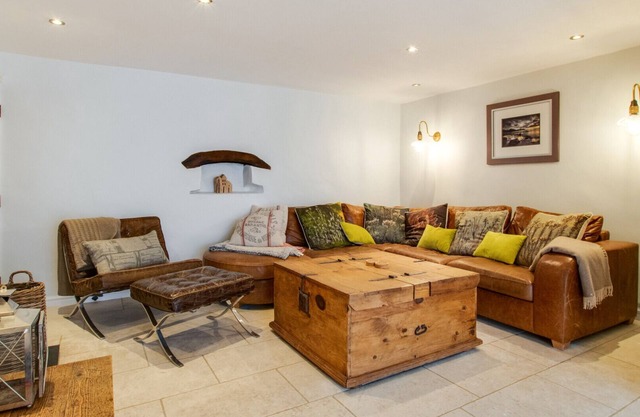 Swn Y Mor - Four Bedroom House, Sleeps 9