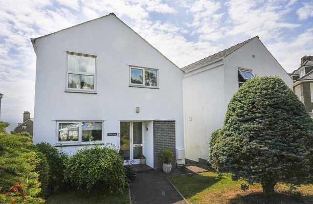 SWN Y MOR (SOUND OF THE SEA), pet friendly in Criccieth