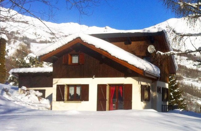 SYBELLES Chalet convivial, expo. South with large grounds & open views - 8 pers.
