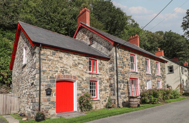 SYCAMORE VESTRY, pet friendly, character holiday cottage in Fishguard