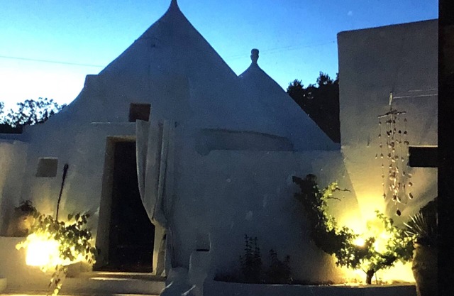 SYCONIUM. ANCIENT PANORAMIC TRULLO. DEPENDANCE AND ONE HECTARE OF LAND