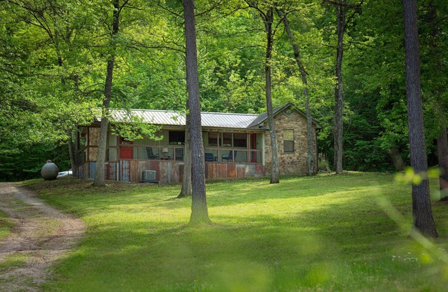 Sylamore Creek Retreat- with Creek Views