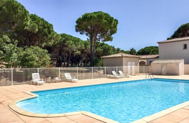 T 3 Swimming pool and air conditioning