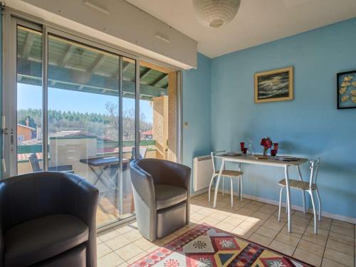 T1 Bis Confortable avec Balcon et Wi-Fi Gratuit, Proche des Thermes - FR-1-841-23