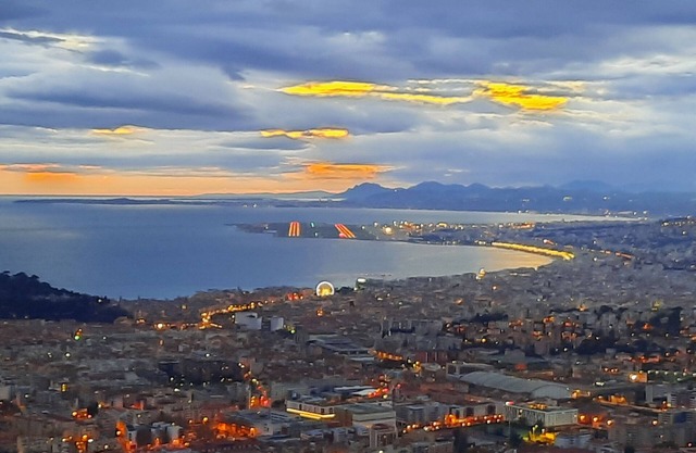 T2 41m² panoramic view of city of Nice, sea, private parking in closed property