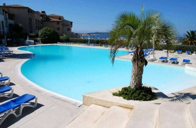 T2 apartment with pool/seaside