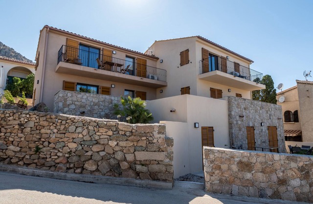 T2 apartment, located on the 1st floor, a few meters from the beach