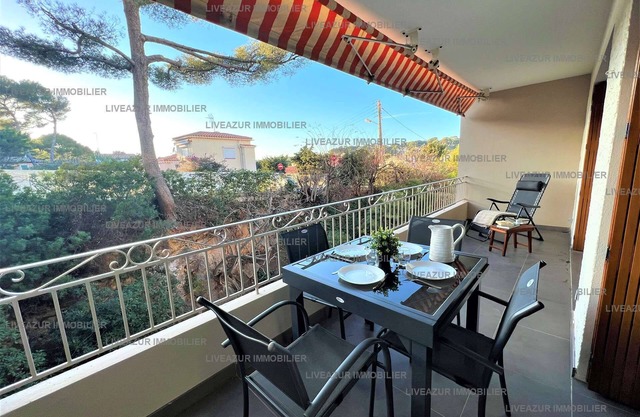 T2 apartment within walking distance of the beach and port for 4. WIFI.