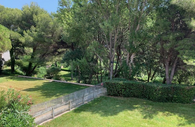 T2 Domaine de la Coudoulière in beautiful wooded grounds,