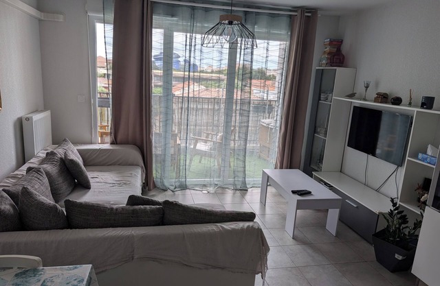 T2 new, quiet area, near metro