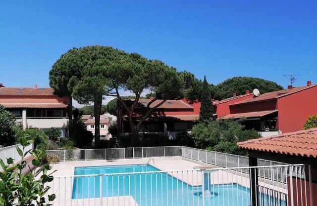 T2 of 53 m2 in a secure, wooded residence with communal swimming pool.