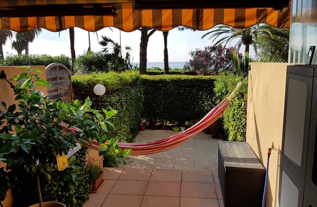 T2 on the seafront with private garden