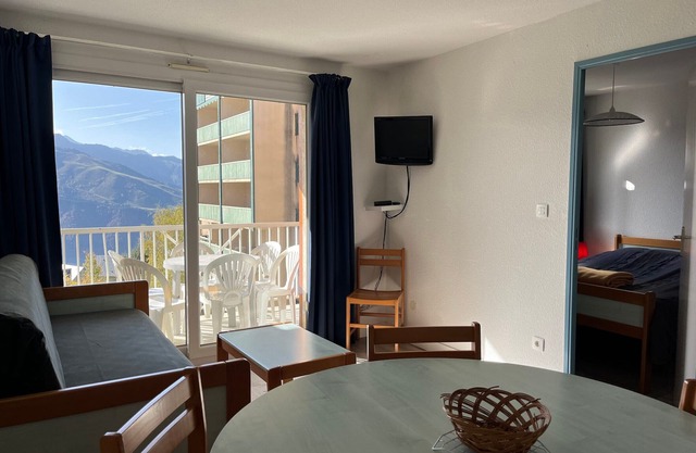 T2 Peyragudes 6 pers with balcony, near slopes, free shuttle