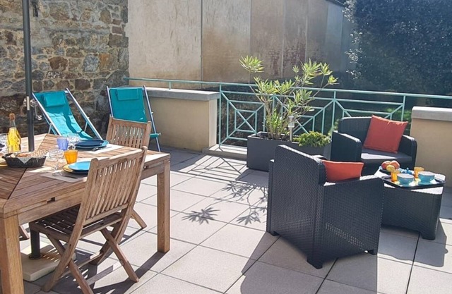 T3 quiet and bright, south terrace, secure private parking, shops 200m