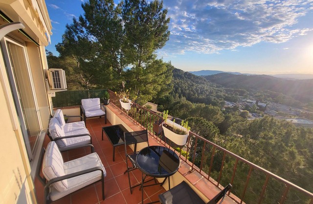 T3 with magnificent mountain view, swimming pool and parking