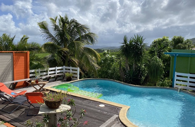 T4 design in lush greenery, sea view and swimming pool, 10 minutes from the beaches.