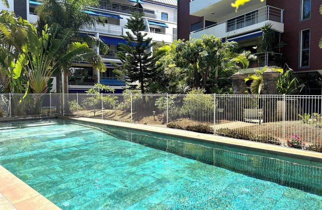 T5 Standing 3 *, swimming pool in St-Denis