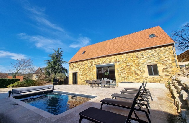 T6 with swimming pool in Dordogne