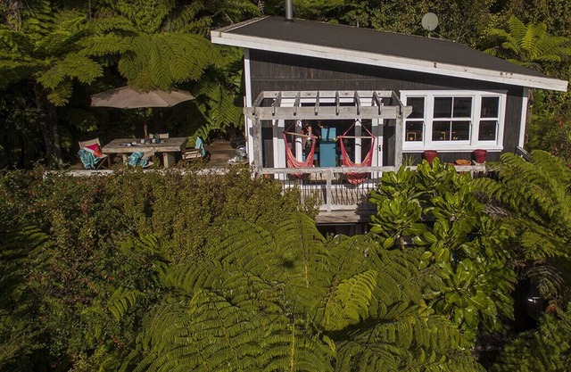 TAIRUA TREEHOUSE - TAIRUA HOLIDAY HOME, family friendly in Tairua