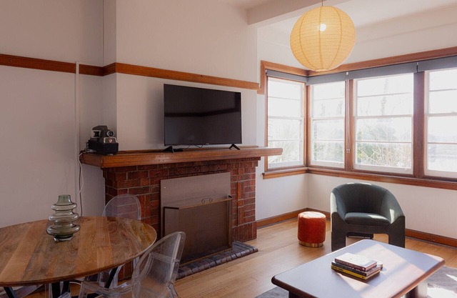Tamar River Views & Mid-Century Vibes