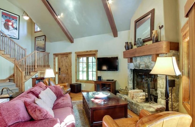 Tamarack Resort Chalet, Private Hot tub, Rustic Mountain Charm