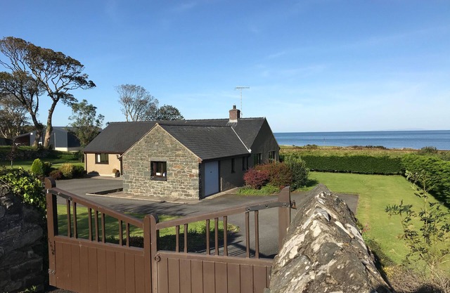 TAN Y FEDWEN, pet friendly, luxury holiday cottage in Llwyngwril