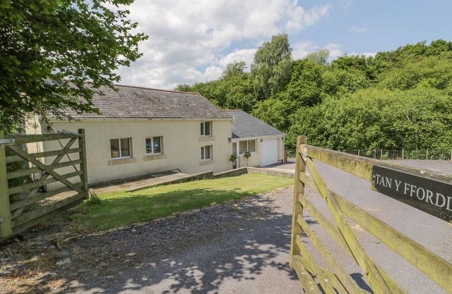 TAN Y FFORDD, pet friendly, character holiday cottage in Llanrwst