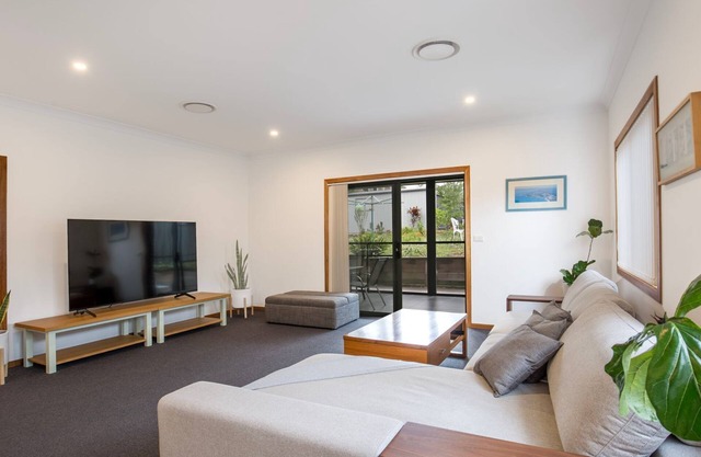 Tangerine - Pet Friendly - 3 Mins Walk to Beach