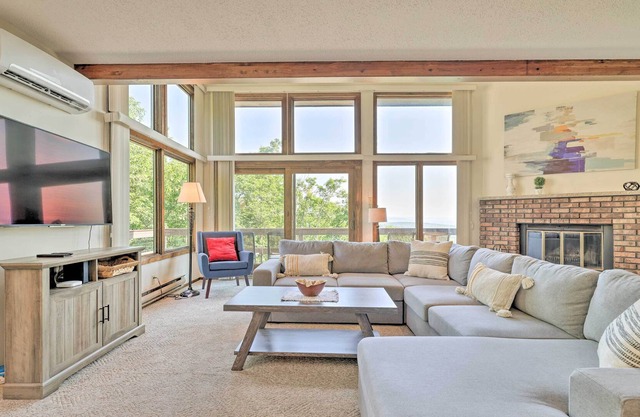 Tannersville Townhome w/ Wet Bar & Mountain Views!