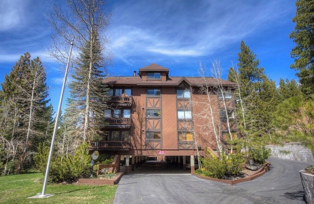 Taste of Burgundy - Gorgeous 1 Bedroom Condo