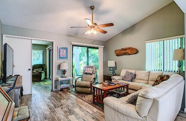 Tastefully Decorated Sea Woods Villa - Near beach access, shopping & Dining! S4410