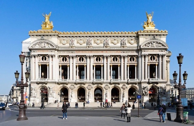 TASTEFULLY DECORATED & STEPS AWAY FROM THE ICONIC MADELEINE & PALAIS GARNIER