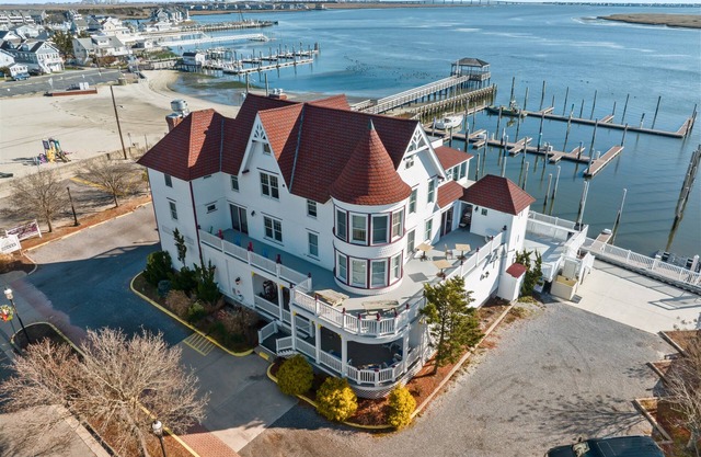 TAVERN ON THE BAY HOTEL- Albert Anastasia Suite