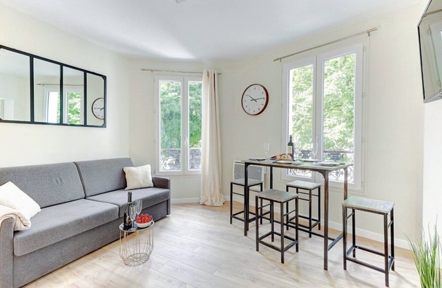 TBS 22 - Pretty suite in the Canal Saint-Martin