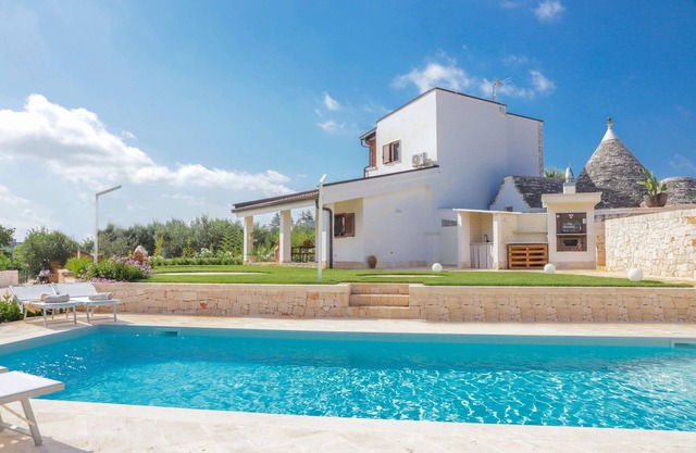 TD Trulli Saveni Trulli with Pool Near the Centre