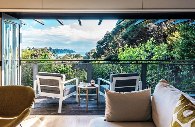 TE KERERU - Architecturally designed retreat nestled in native bush