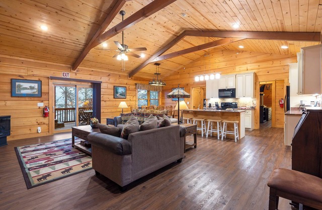 Teal’s Treasure – Secluded Lakeside Cabin for 8!