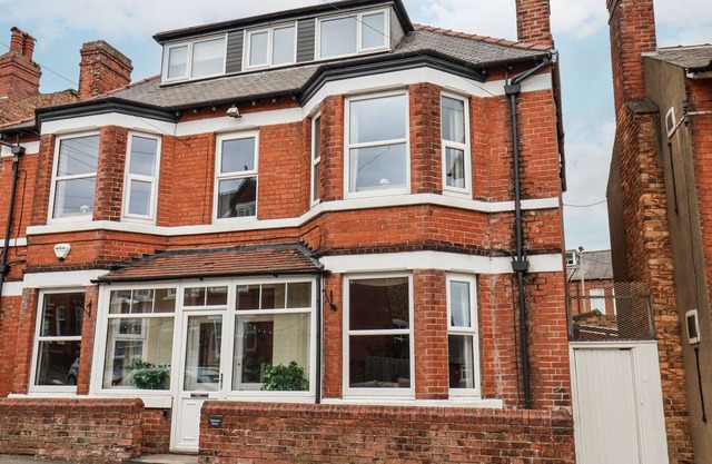 TENNYSON HOUSE, pet friendly, country holiday cottage in Scarborough