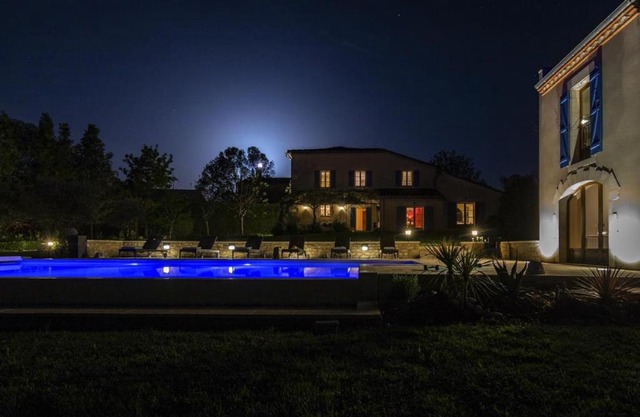 Terrasse en plein air vers les lointains tournesols d'été