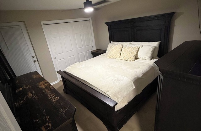 Terrific 2-bedroom condo with AC in charming Evergreen Park