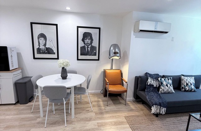Terrific 2-bedroom house with in the heart of Hollywood!